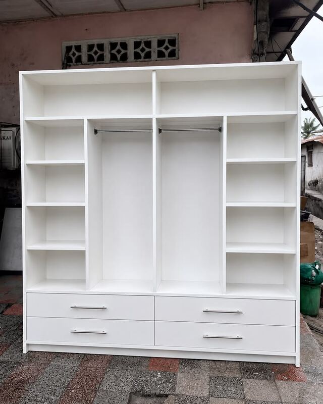 Armoire blanche en mélamine avec étagères latérales et tiroirs